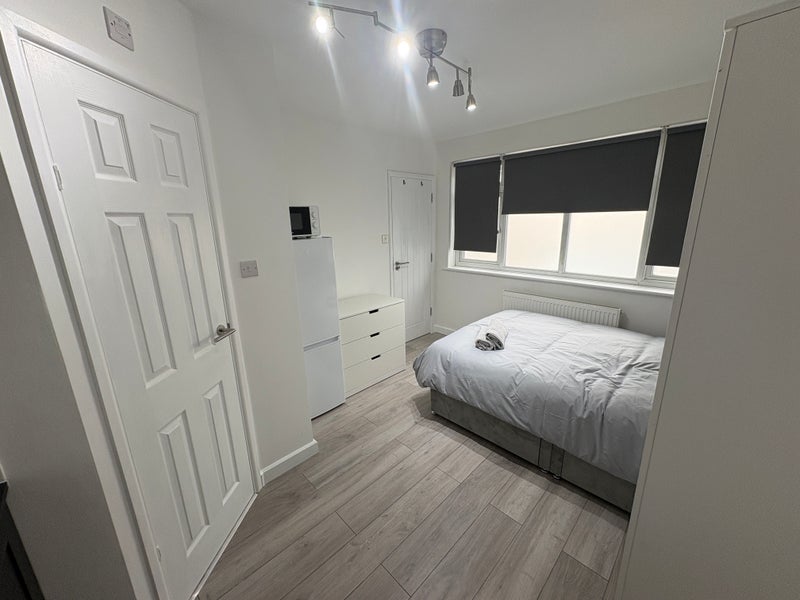 Flat Kynaston Avenue in Greater London