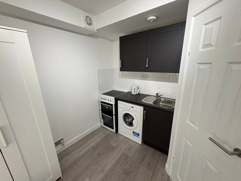 Flat Kynaston Avenue in Greater London