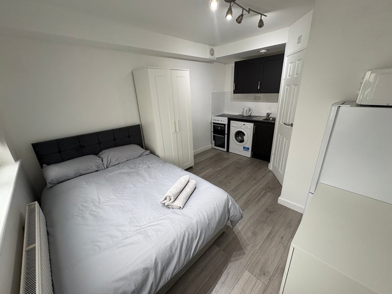 Flat Kynaston Avenue in Greater London