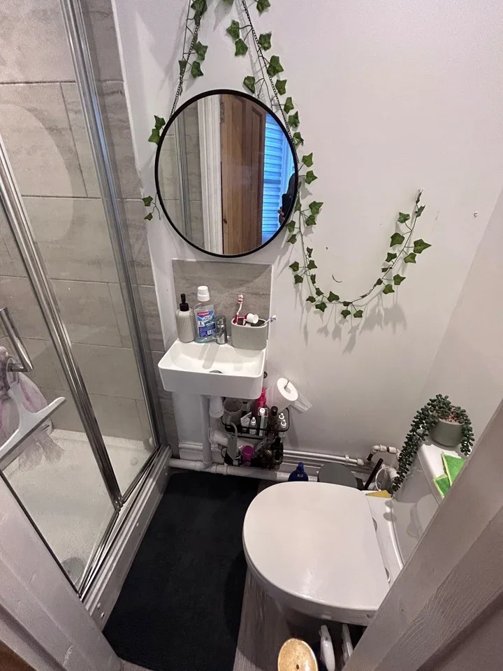 Room Queen's Place in Watford