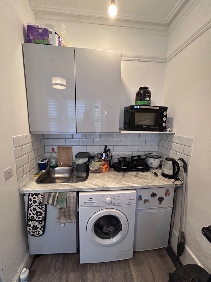 Room Queen's Place in Watford