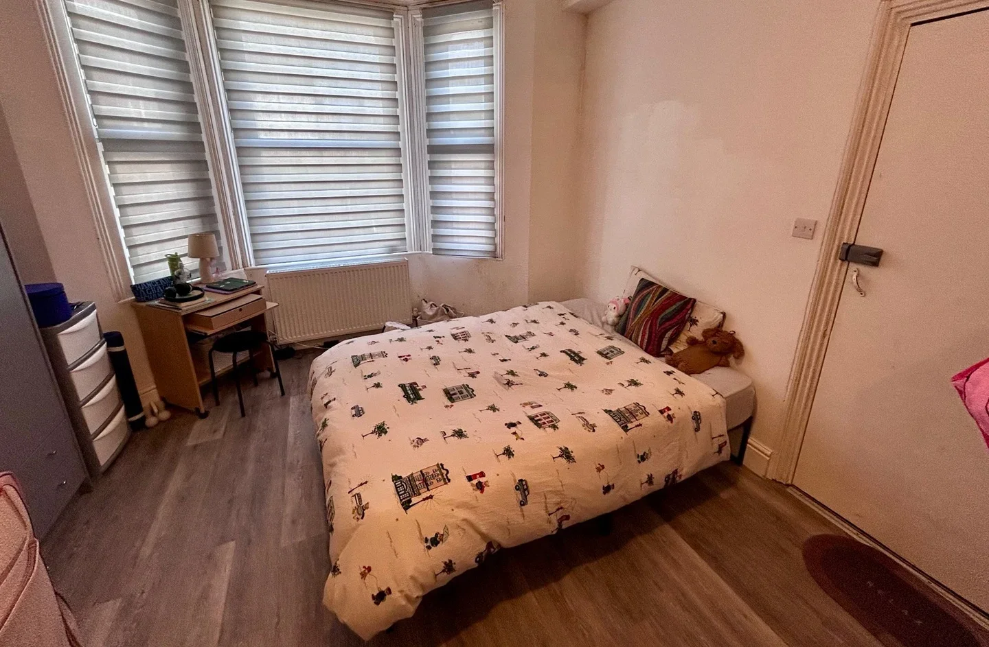 Room Queen's Place in Watford