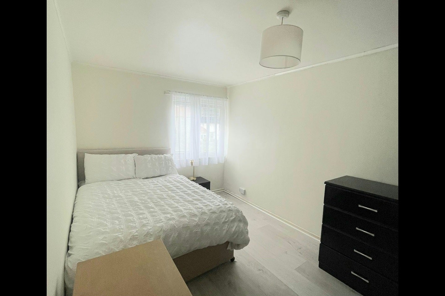 Room Tine Road in Greater London