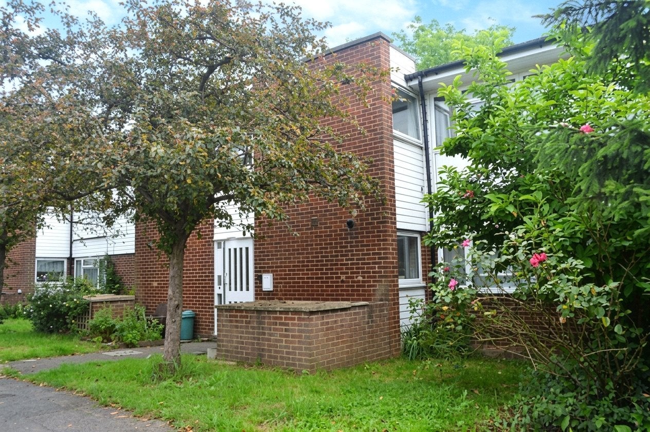 Flat Chiltern Drive in Charvil