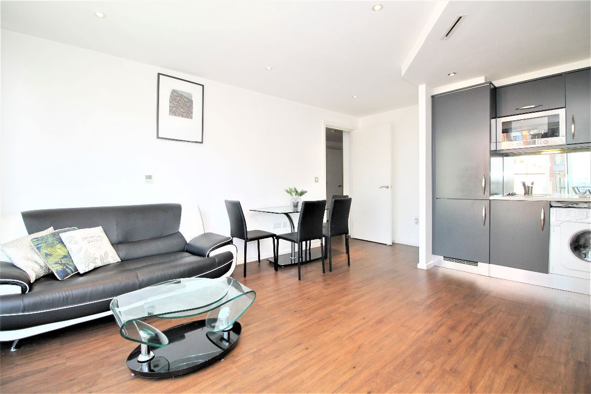 Flat Western Gateway in Greater London