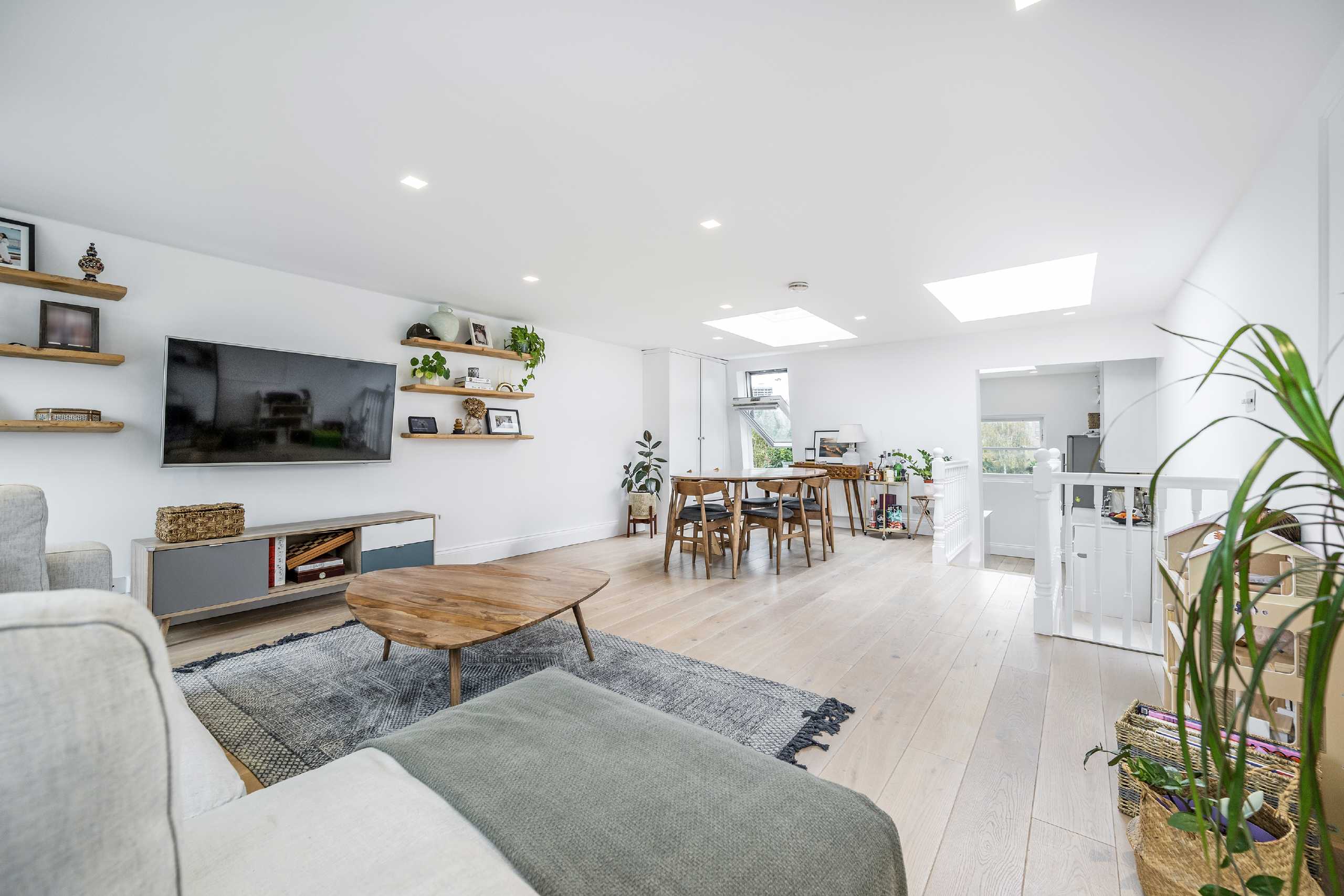 Flat Stephendale Road in Greater London