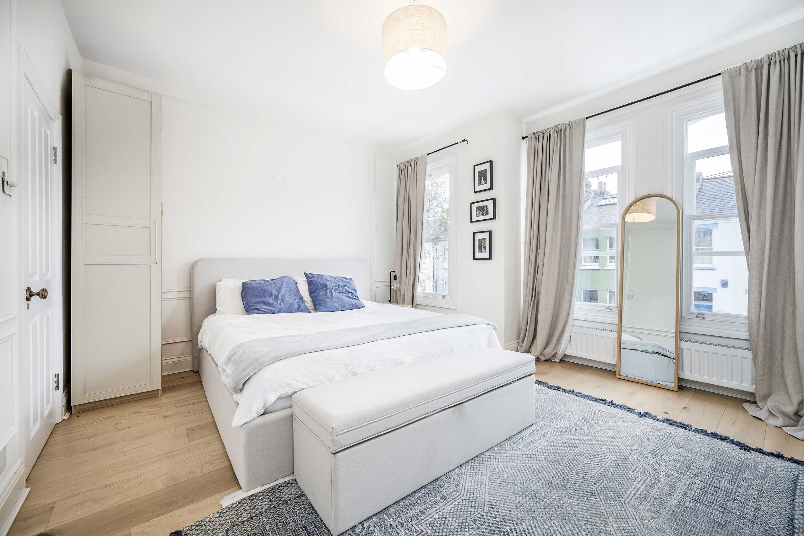 Flat Stephendale Road in Greater London