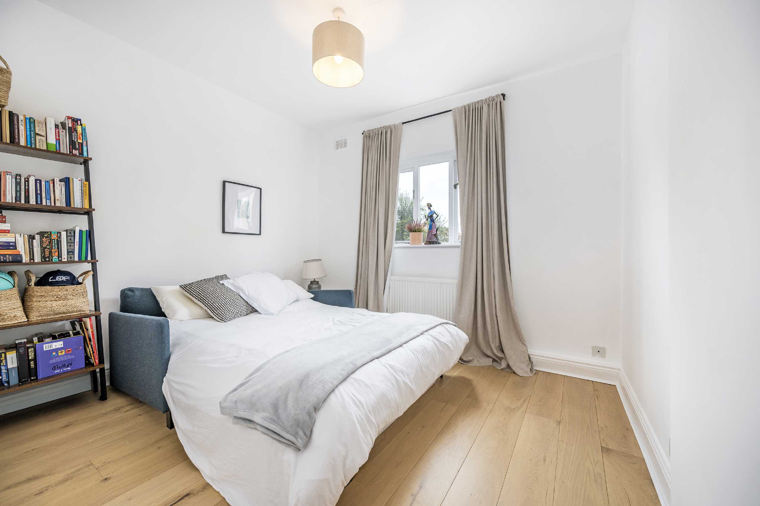 Flat Stephendale Road in Greater London