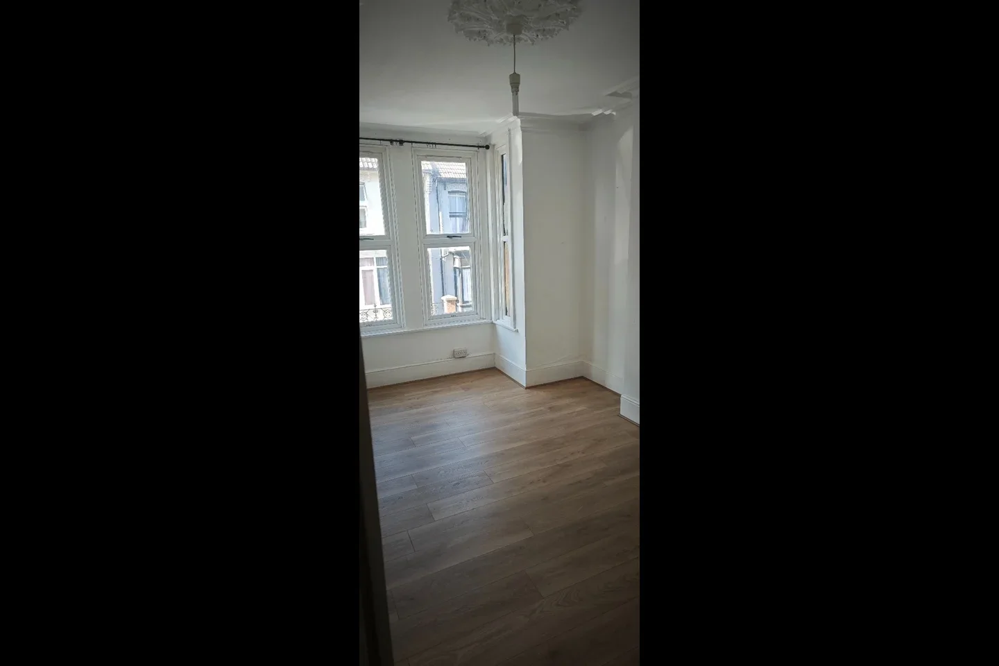 Flat Meadowbank Road in Chatham