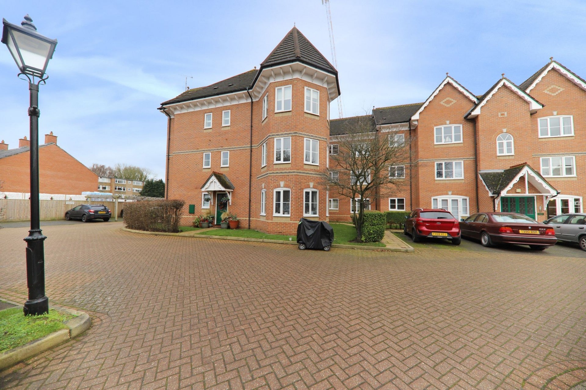 Flat Chesswood Court in Three Rivers