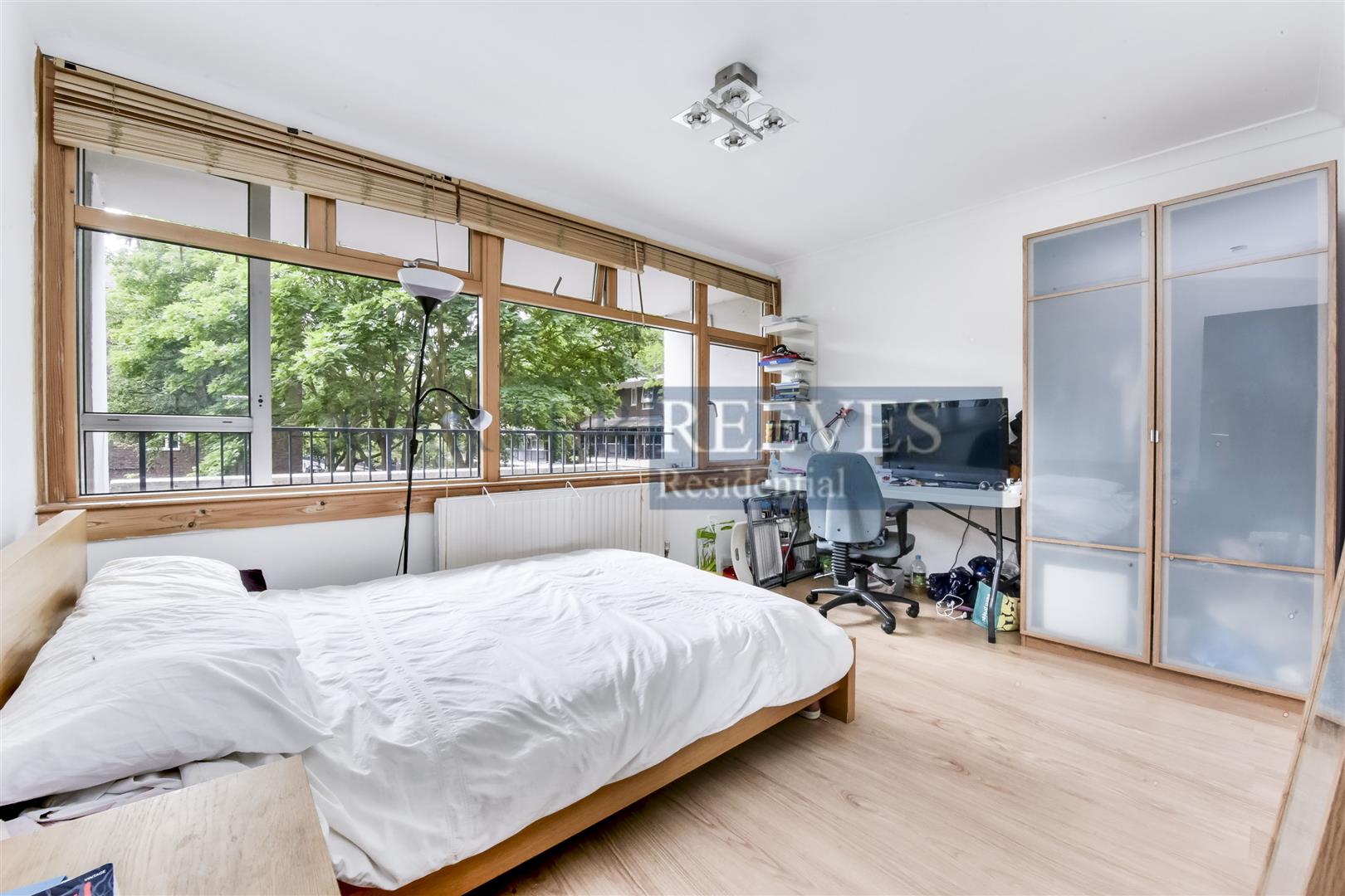 Flat Plender Street in London