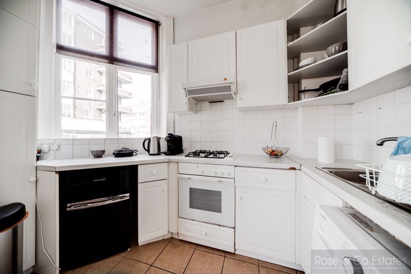 Flat College Crescent in Greater London