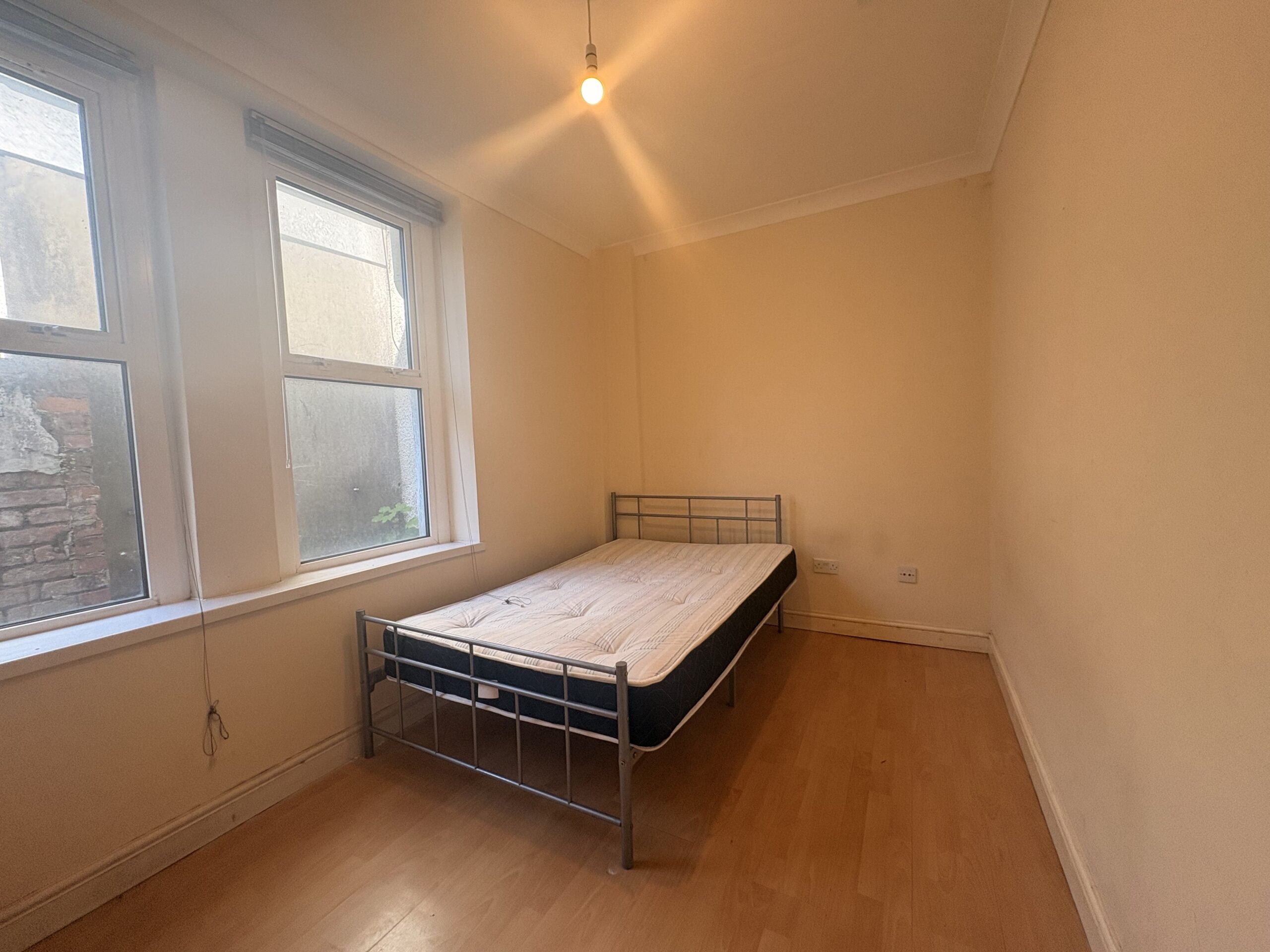 Room Mackintosh Place in Cardiff