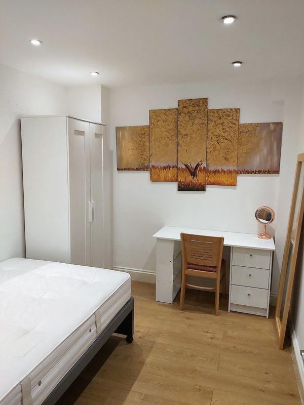 Room Bow Common Lane in Greater London