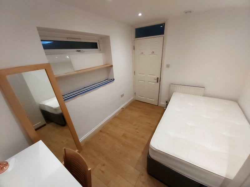 Room Bow Common Lane in Greater London