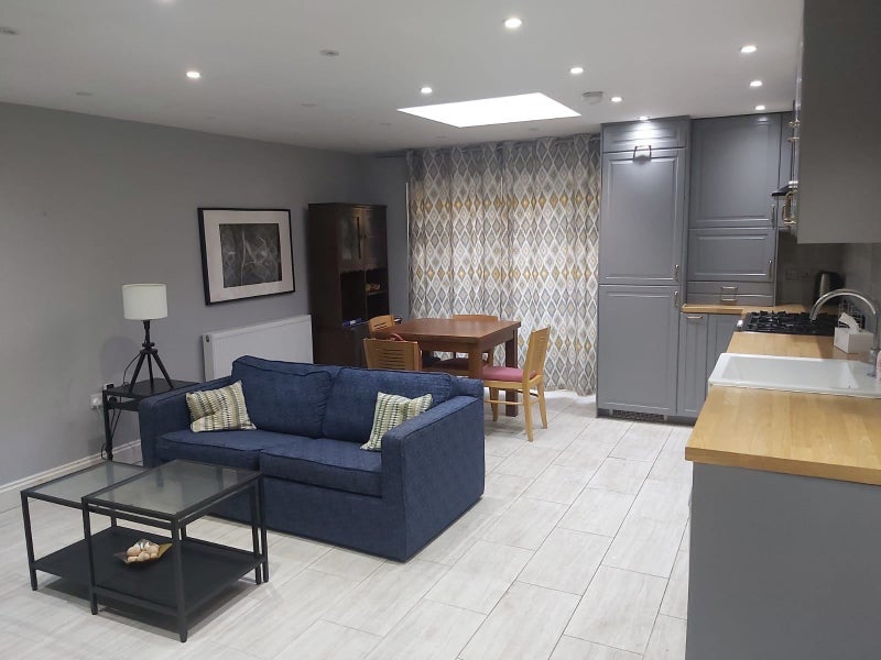 Room Bow Common Lane in Greater London