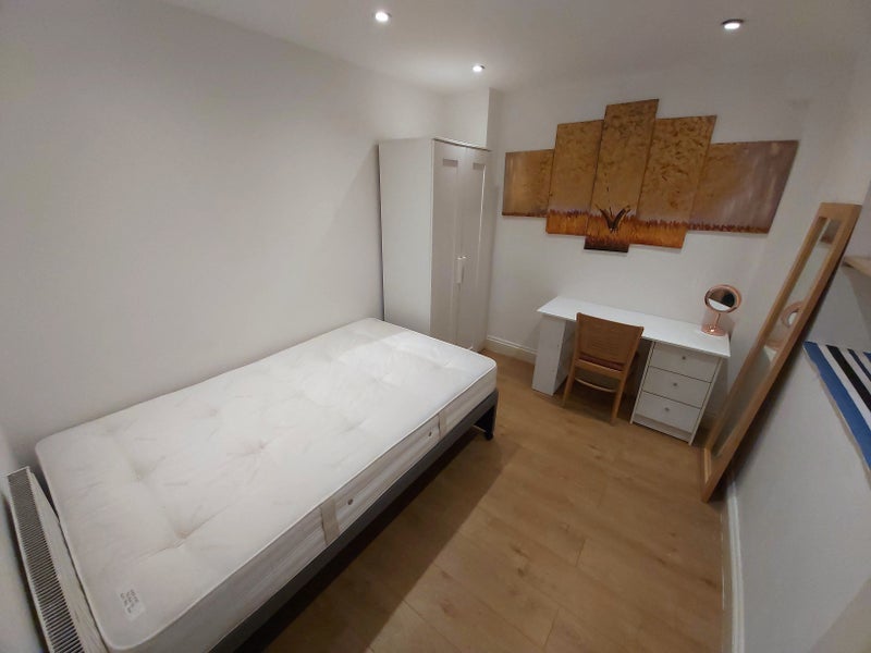 Room Bow Common Lane in Greater London