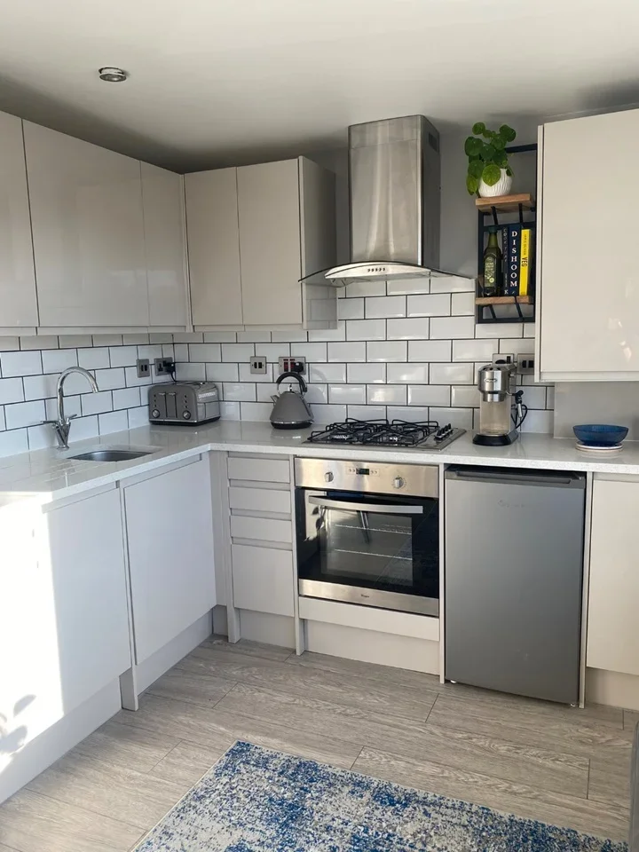 Flat Riverview Road in Epsom and Ewell