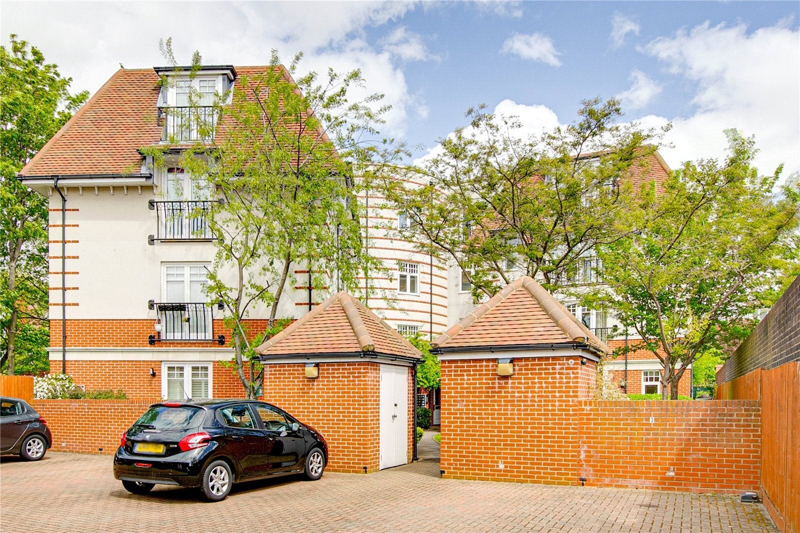 Flat Willow Avenue in Greater London