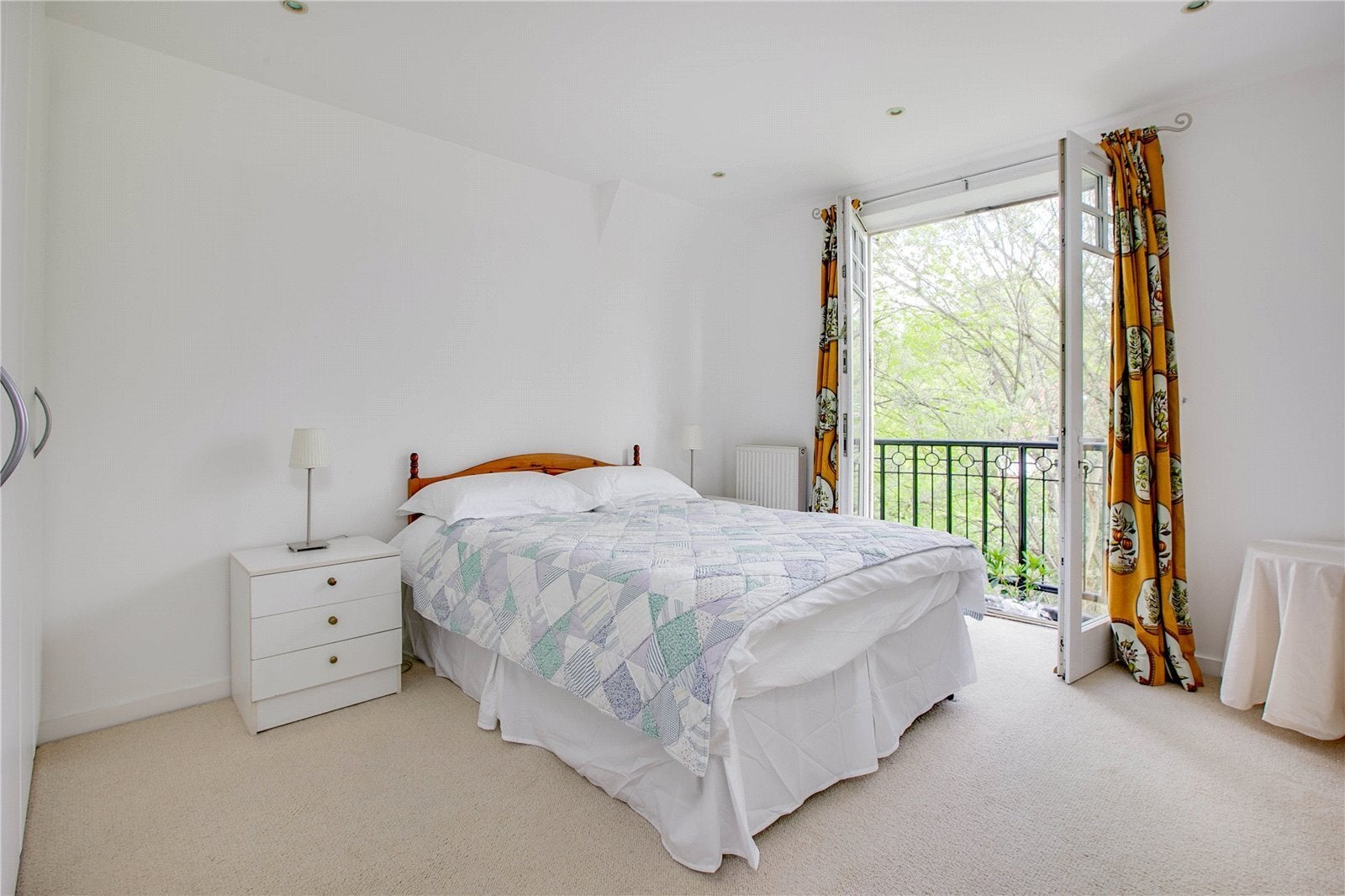 Flat Willow Avenue in Greater London