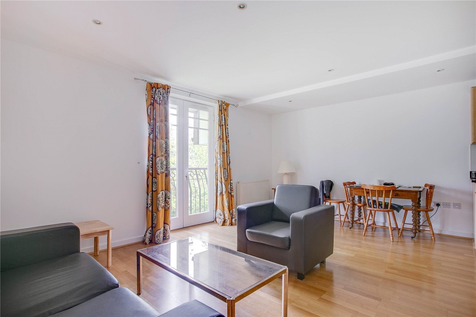 Flat Willow Avenue in Greater London