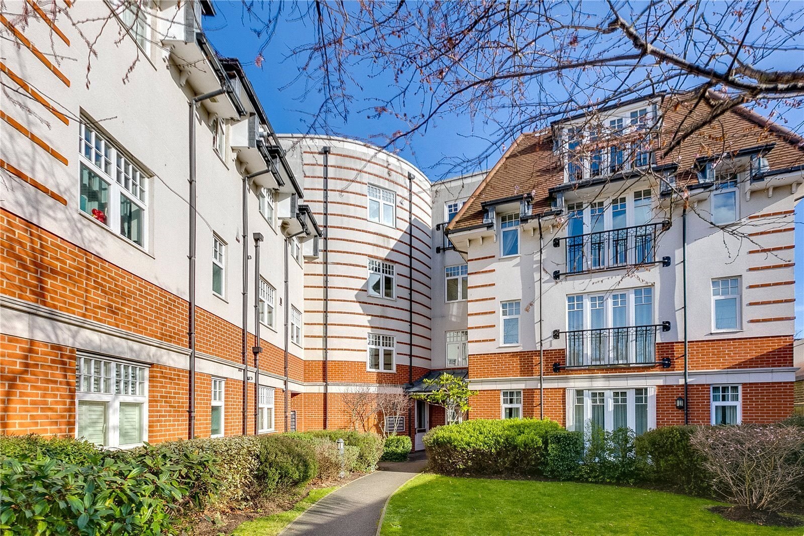 Flat Willow Avenue in Greater London