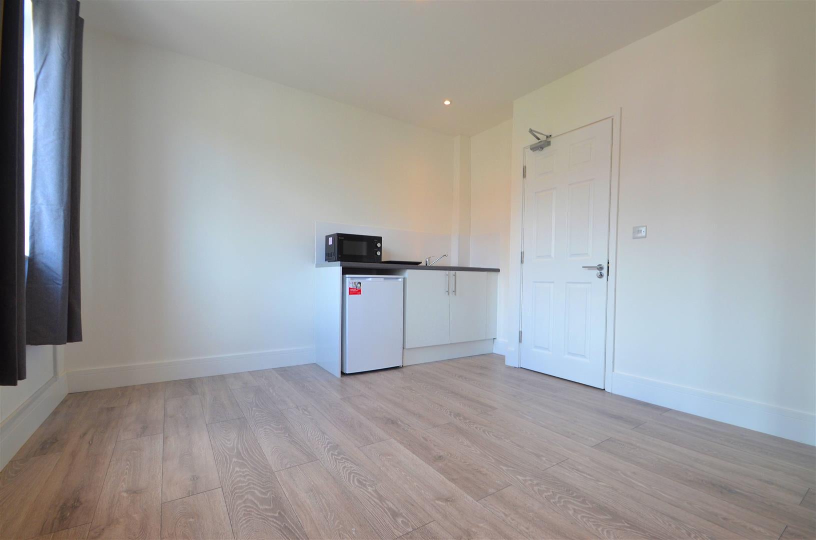 Flat Oakdale Avenue in Greater London