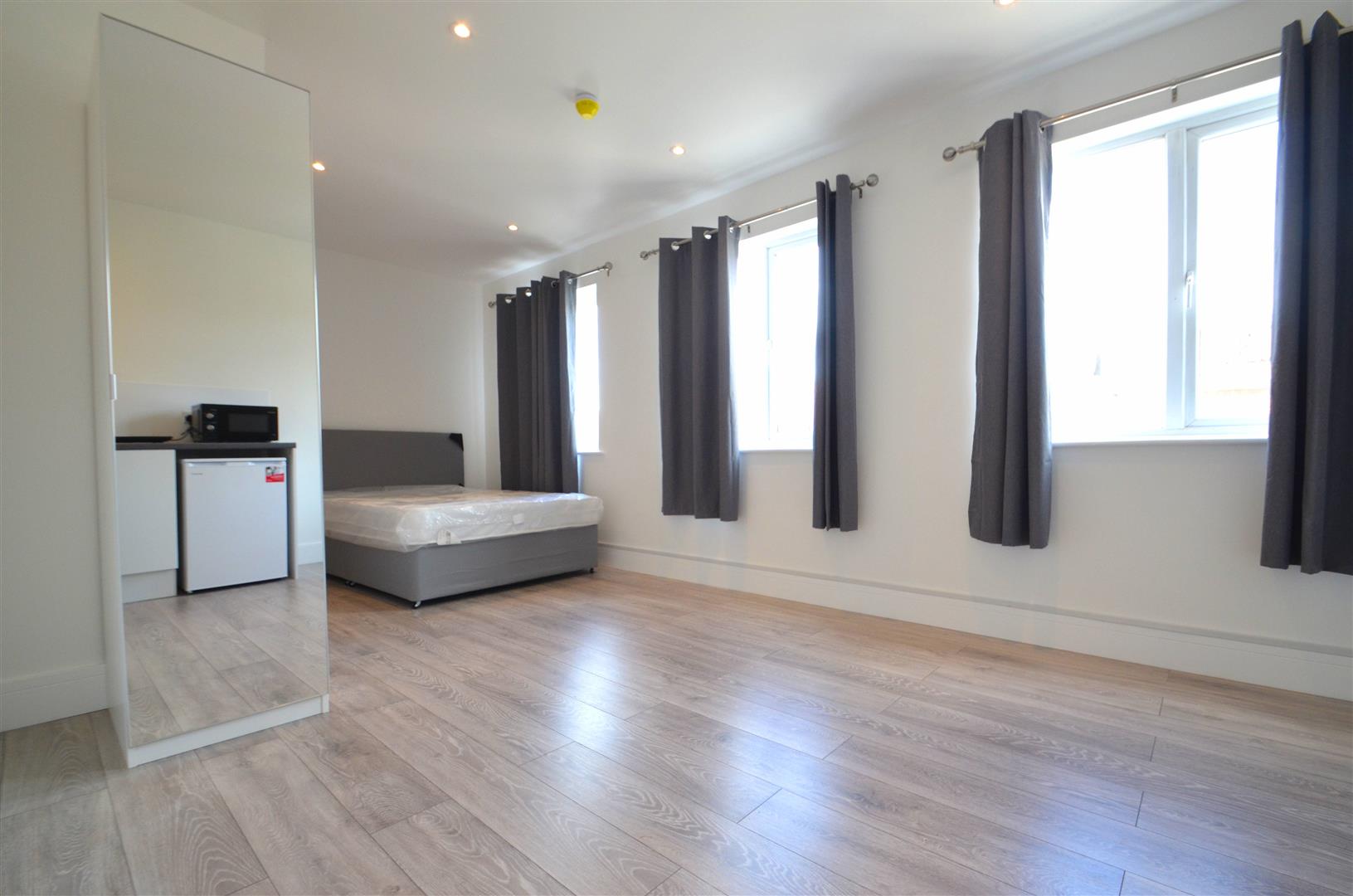 Flat Oakdale Avenue in Greater London