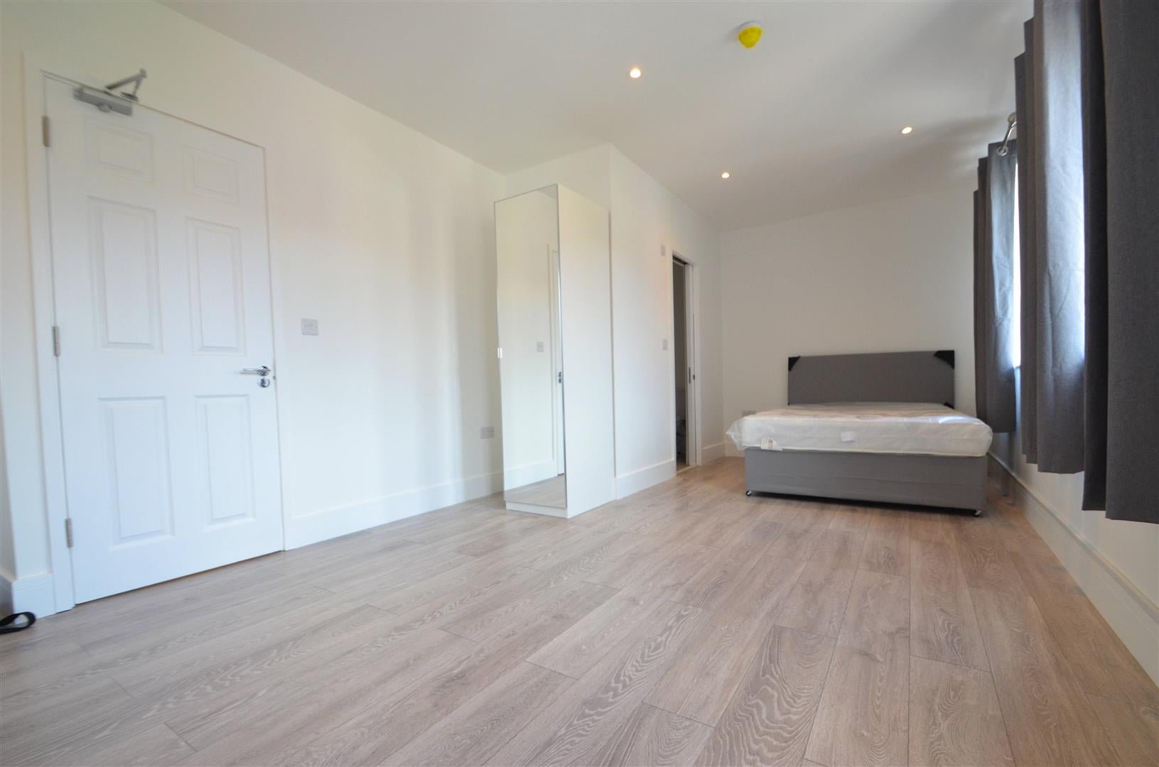 Flat Oakdale Avenue in Greater London