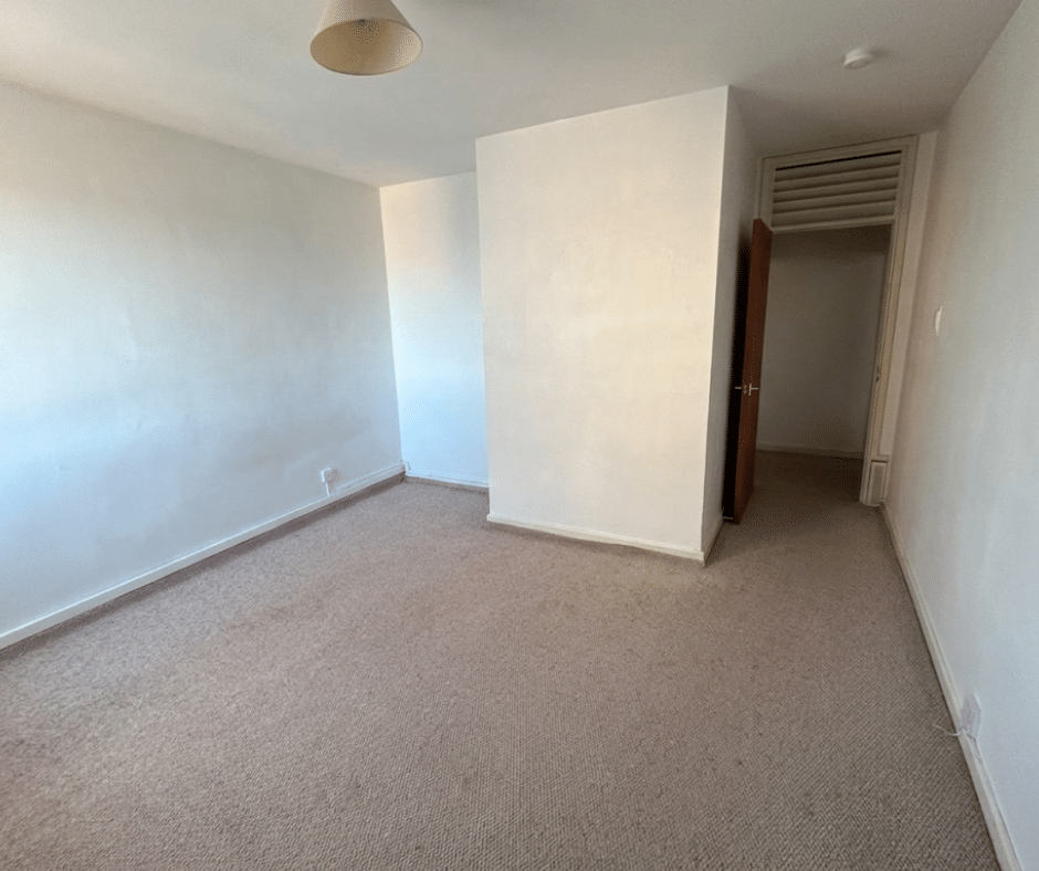Flat Milburn Lane in Greater London