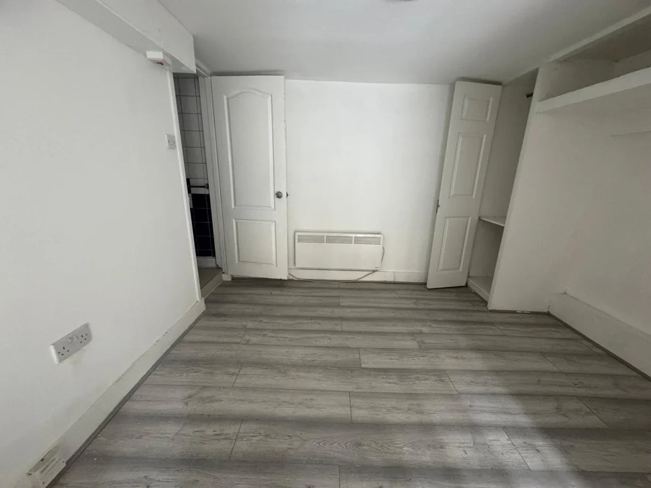 Flat Ilford Lane in Greater London