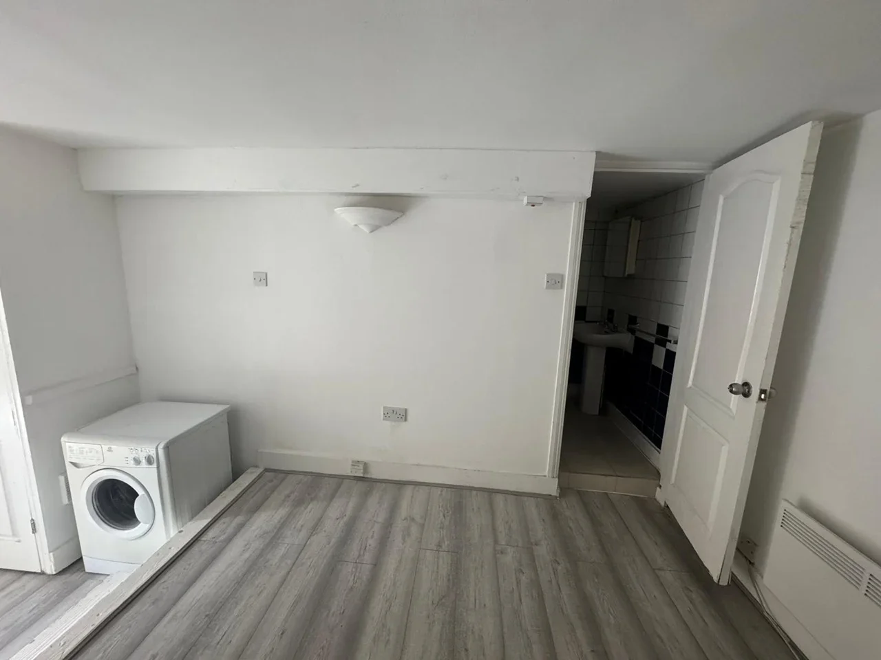 Flat Ilford Lane in Greater London