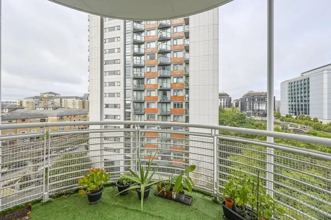 Flat Blackwall Way in Greater London