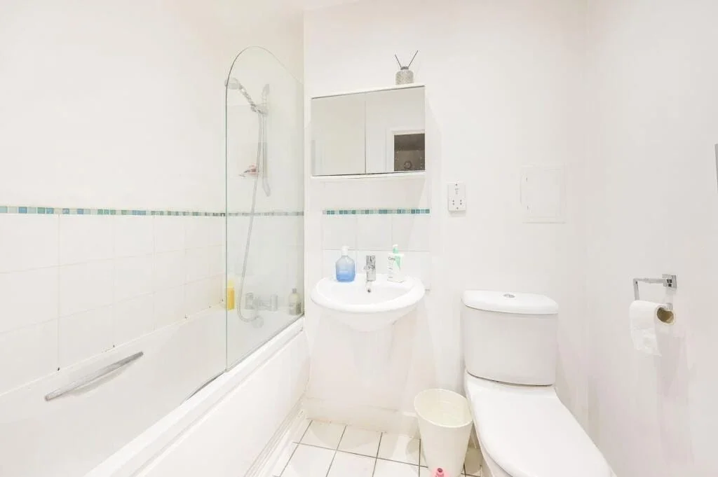 Flat Blackwall Way in Greater London