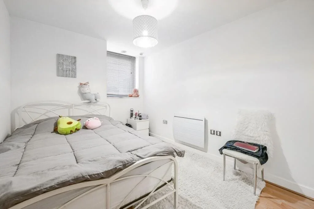 Flat Blackwall Way in Greater London