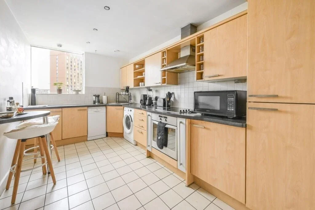 Flat Blackwall Way in Greater London