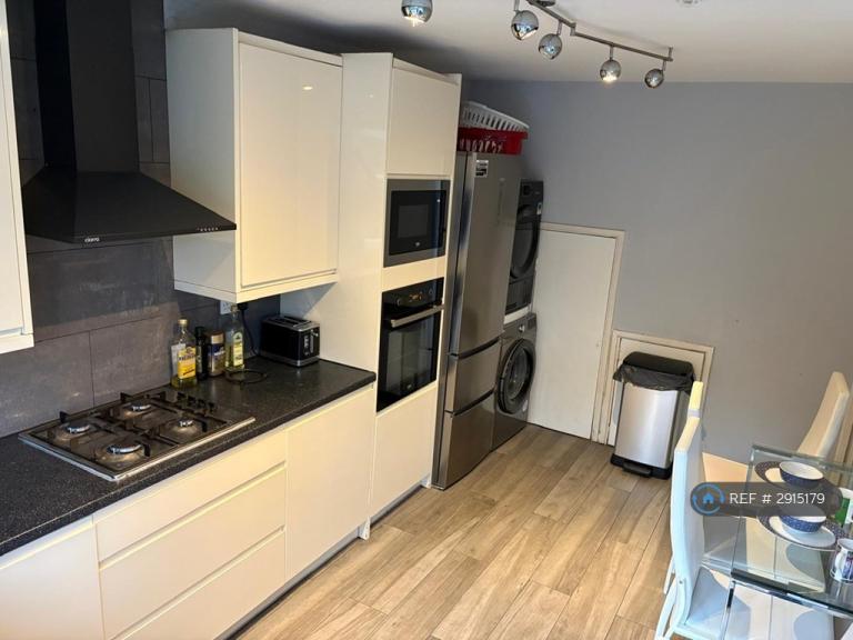 Room Rhodeswell Road in Greater London