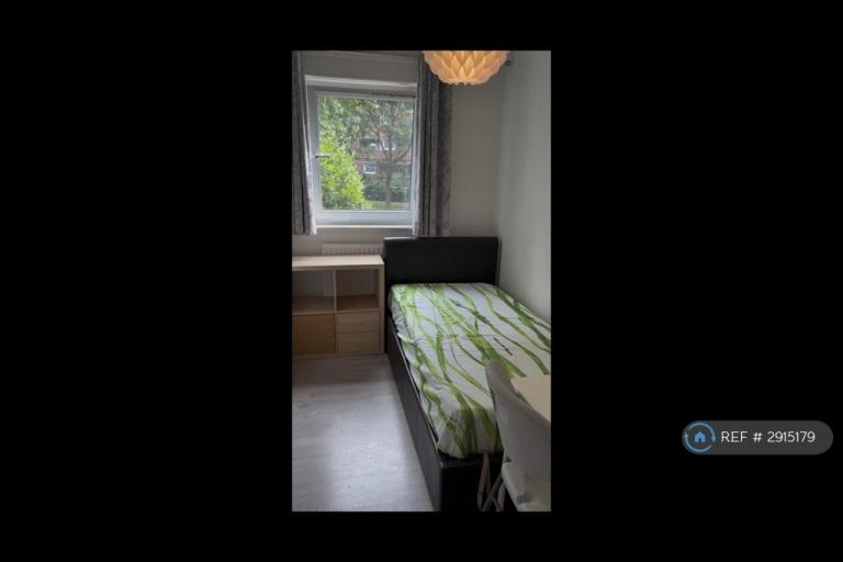 Room Rhodeswell Road in Greater London