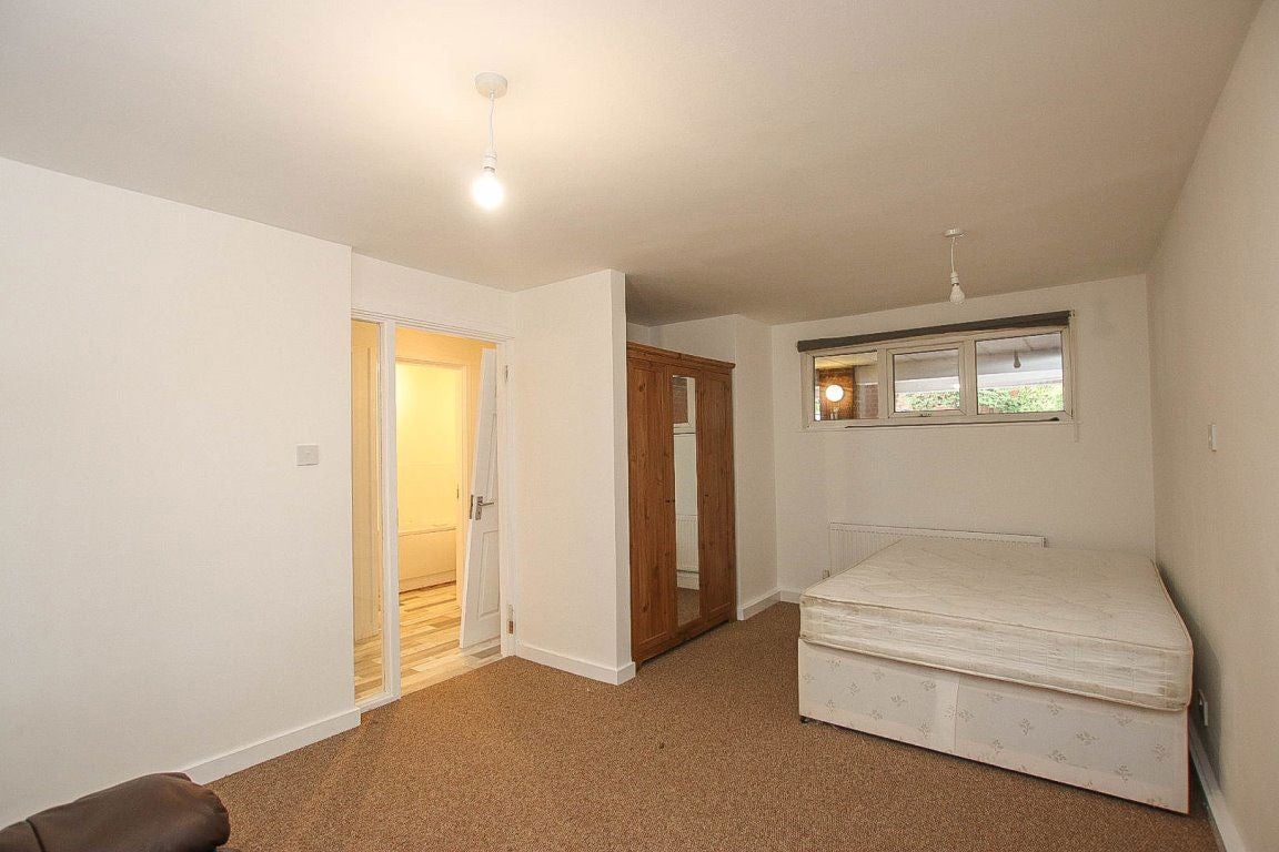 Flat Compass Court in Coventry