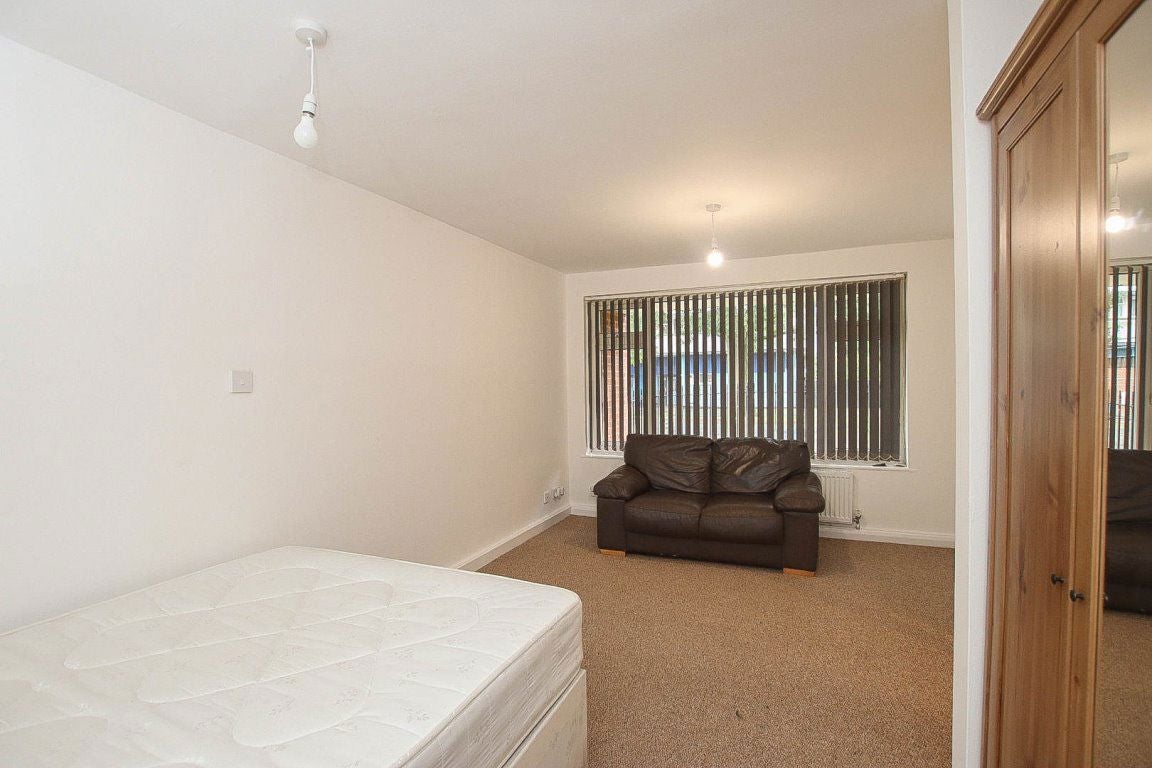 Flat Compass Court in Coventry