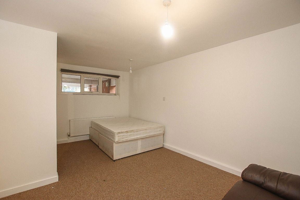 Flat Compass Court in Coventry