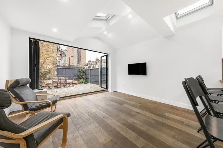 Room Elcot Avenue in Greater London