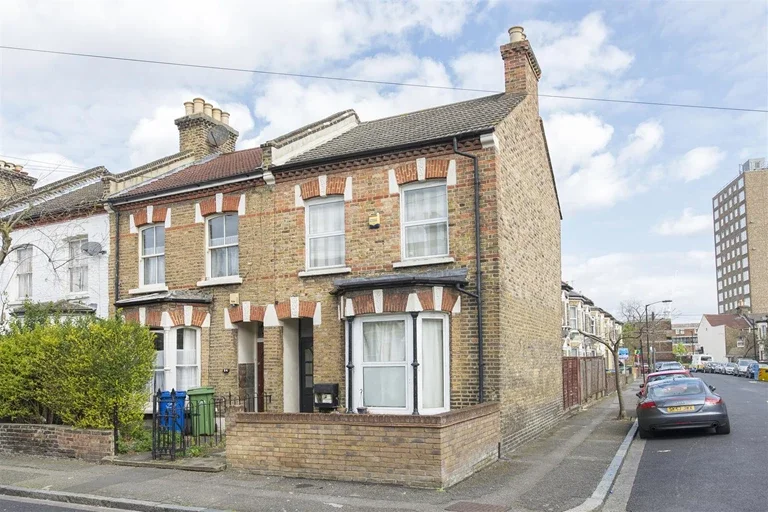 Room Elcot Avenue in Greater London