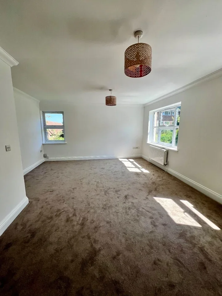 Flat St Saviour's Crescent in Luton