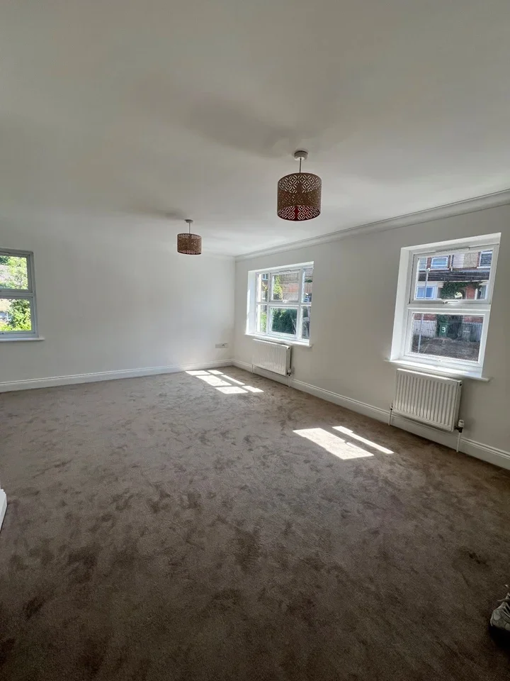 Flat St Saviour's Crescent in Luton