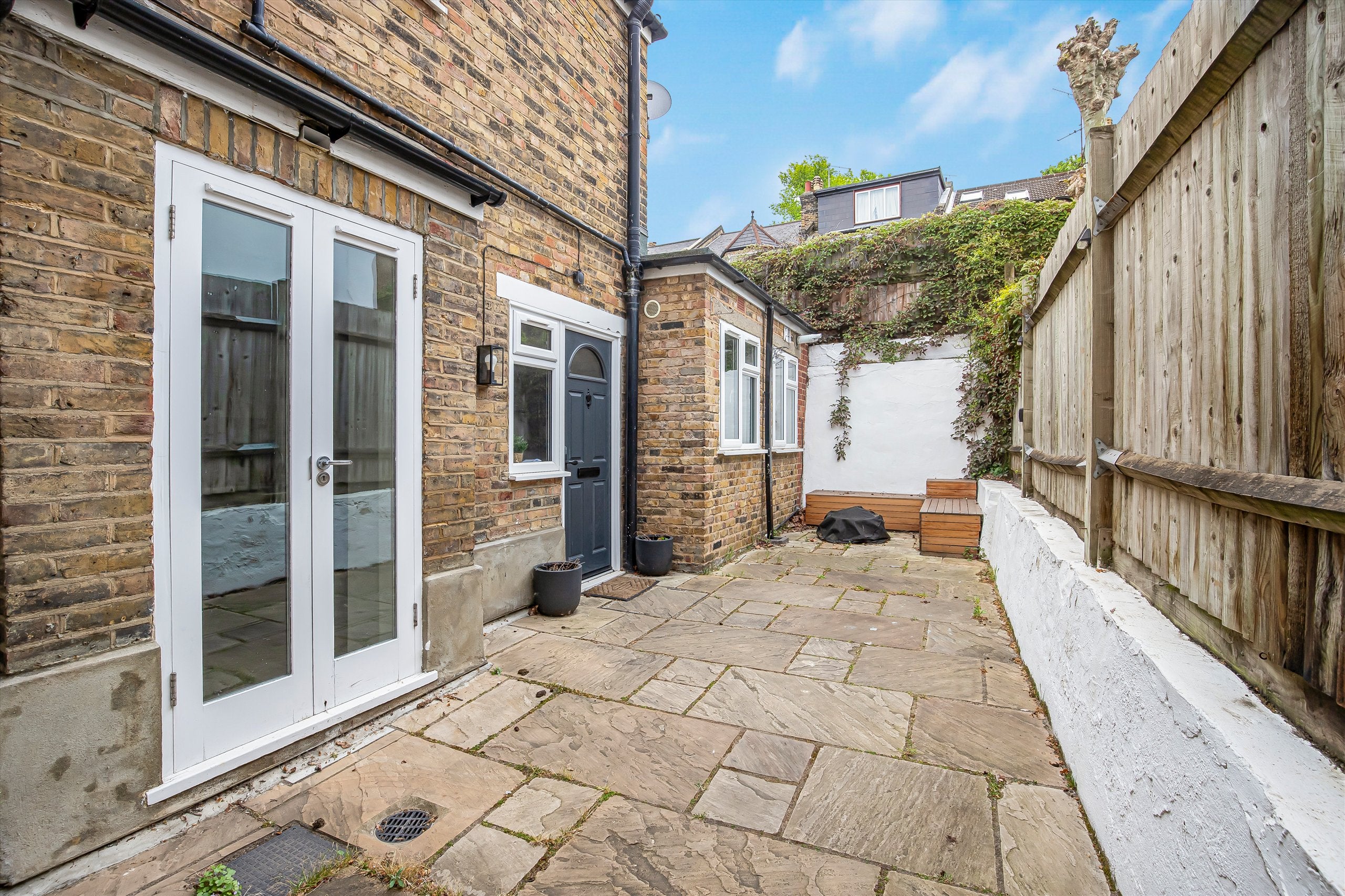 House Dinsdale Road in Greater London