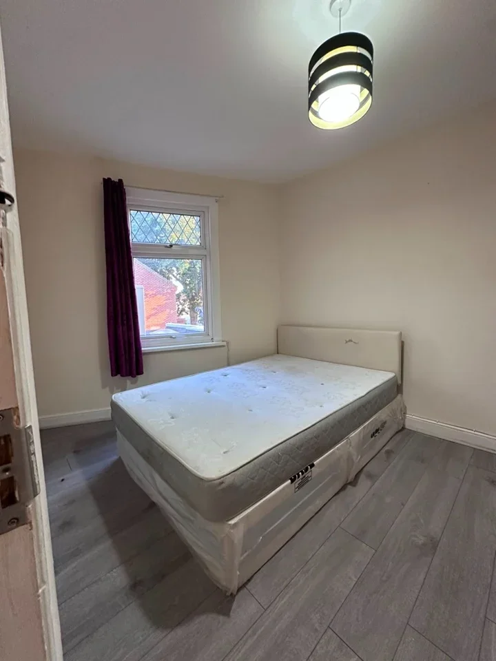 Flat Barking Road in Greater London