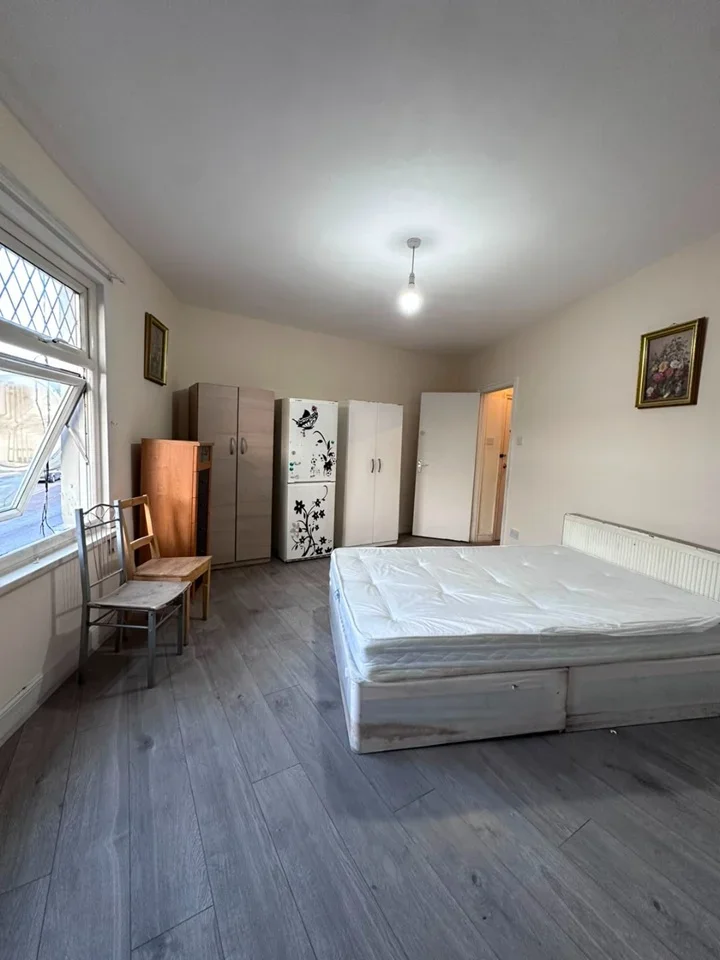 Flat Barking Road in Greater London