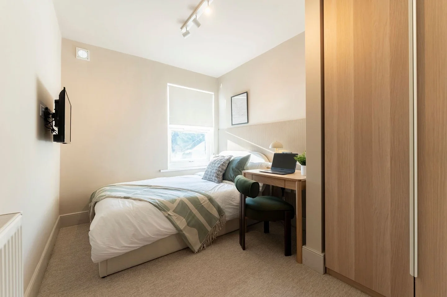 Room Hughenden Road in High Wycombe