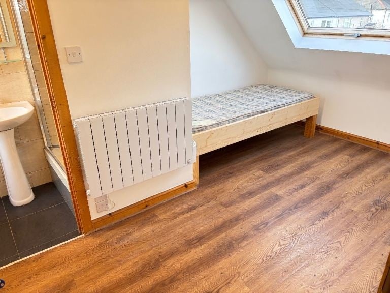 Flat Almond Avenue in Greater London